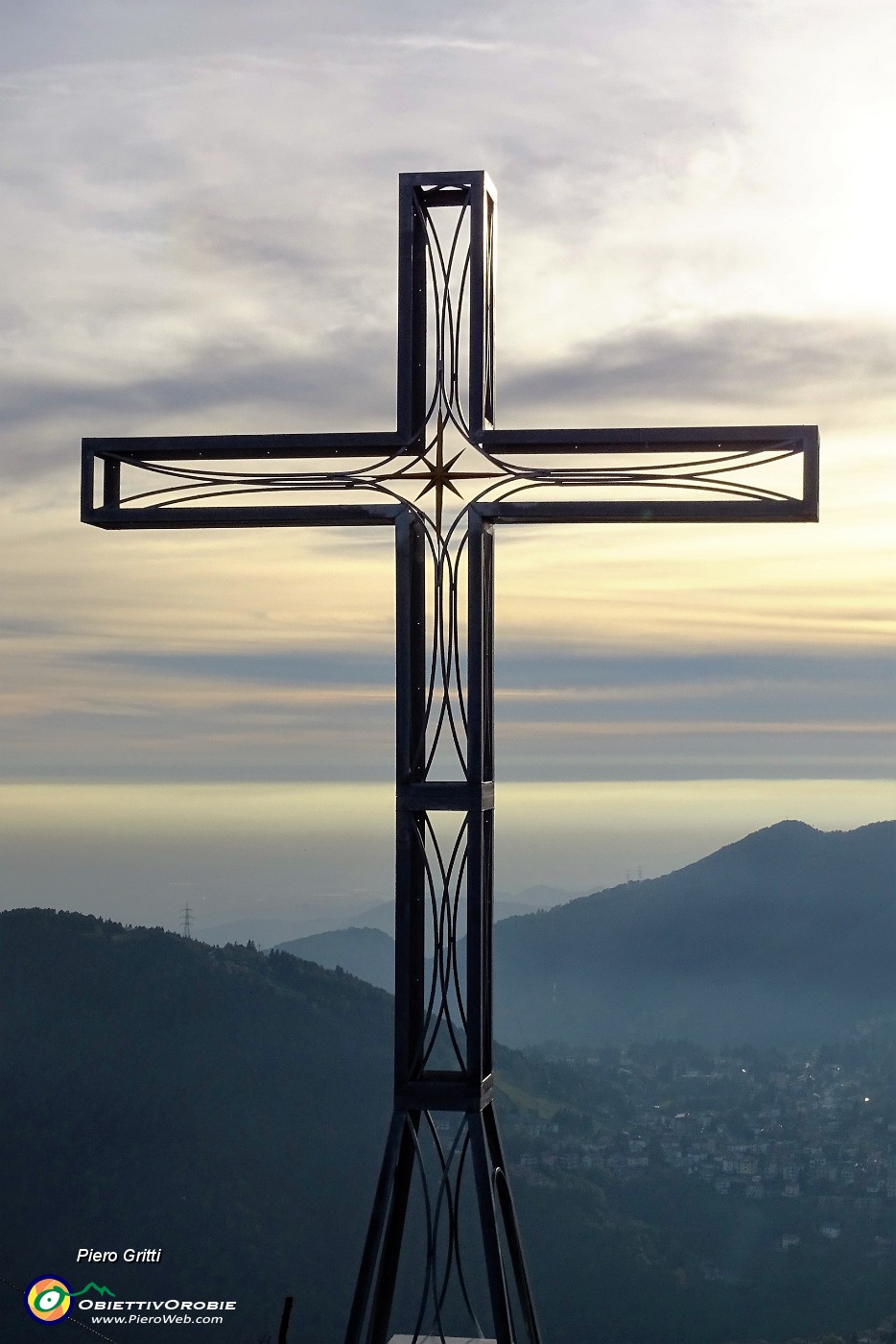 50 La bellissima struttura della nuova croce in ferro, alta 8 m, larga 4,5 m.JPG